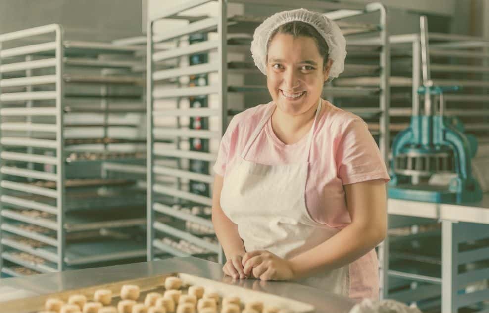 Mujer con incapacidad permanente total en su puesto de trabajo amasando